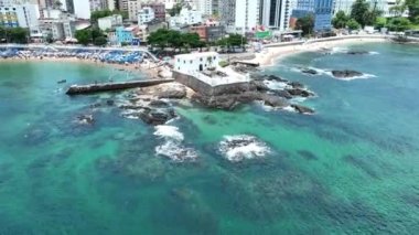 Bahia Brezilya 'daki Salvador' da Aziz Maria Kalesi. Seyahat arazisi. Şehir merkezi arka planı. Turizm sektörü. Tatil Varış Yeri. Çarpıcı şehir manzarası. Bahia Brezilya 'daki Salvador' da Aziz Maria Kalesi.