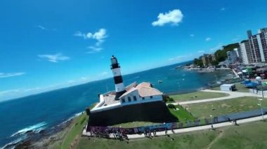 Bahia Brezilya 'daki Salvador' da deniz feneri. Seyahat arazisi. Şehir merkezi arka planı. Turizm sektörü. Tatil Varış Yeri. Çarpıcı şehir manzarası. Bahia Brezilya 'daki Salvador Deniz Feneri.