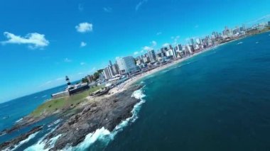 Bahia Brezilya 'daki Salvador' da deniz feneri. Seyahat arazisi. Şehir merkezi arka planı. Turizm sektörü. Tatil Rüyası. Çarpıcı şehir manzarası. Bahia Brezilya 'daki Salvador Deniz Feneri.
