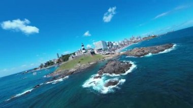 Bahia Brezilya 'daki Salvador' da deniz feneri. Seyahat arazisi. Şehir merkezi arka planı. Turizm sektörü. Tatil Varış Yeri. Çarpıcı şehir manzarası. Bahia Brezilya 'daki Salvador Deniz Feneri.