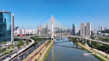 Sao Paulo Brezilya 'daki Cityscape' te Kablo Köprüsü. Şehir merkezinde zaman aşımı. Trafik Yolu Zaman Sürati Hızı. Köprü manzarası. Sao Paulo Brezilya 'daki Cityscape' te Kablo Köprüsü.