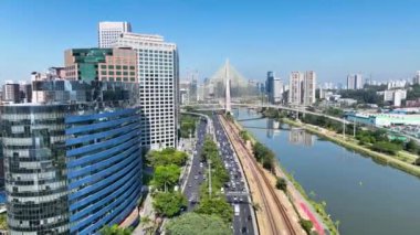 Sao Paulo Brezilya 'nın merkezindeki Cable Stayed Bridge. Şehir Köprüsü. Trafik Yolu 'nda. Şehir Hayatı Peyzajı. Sao Paulo Brezilya 'nın merkezindeki Cable Stayed Bridge.
