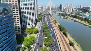 Sao Paulo Brezilya 'nın merkezindeki Kablo Köprüsü. Şehir Köprüsü. Trafik Yolu 'nda. Şehir manzarası. Sao Paulo Brezilya 'nın merkezindeki Kablo Köprüsü.