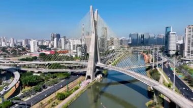 Sao Paulo Brezilya 'nın merkezindeki Cable Stayed Bridge. Şehir Köprüsü. Trafik Yolu 'nda. Şehir Hayatı Peyzajı. Sao Paulo Brezilya 'nın merkezindeki Cable Stayed Bridge.