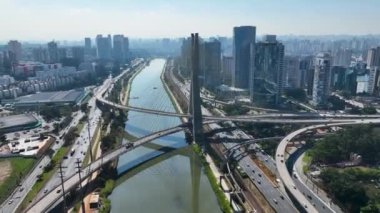 Sao Paulo Brezilya 'nın merkezindeki Cable Stayed Bridge. Şehir Köprüsü. Trafik Yolu 'nda. Şehir Hayatı Peyzajı. Sao Paulo Brezilya 'nın merkezindeki Cable Stayed Bridge.