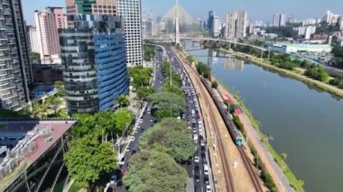 Sao Paulo Brezilya 'nın merkezindeki Cable Stayed Bridge. Şehir Köprüsü. Trafik Yolu 'nda. Şehir Hayatı Peyzajı. Sao Paulo Brezilya 'nın merkezindeki Cable Stayed Bridge.