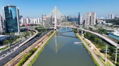 Sao Paulo Brezilya 'nın merkezindeki Kablo Köprüsü. Şehir Köprüsü. Trafik Yolu 'nda. Şehir manzarası. Sao Paulo Brezilya 'nın merkezindeki Kablo Köprüsü.