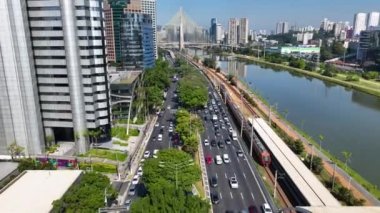Sao Paulo Brezilya 'nın merkezindeki Kablo Köprüsü. Şehir Köprüsü. Trafik Yolu 'nda. Şehir manzarası. Sao Paulo Brezilya 'nın merkezindeki Kablo Köprüsü.