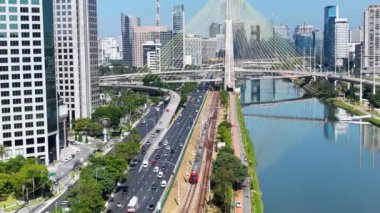 Sao Paulo Brezilya 'nın merkezindeki Cable Stayed Bridge. Şehir Köprüsü. Trafik Yolu 'nda. Şehir Hayatı Peyzajı. Sao Paulo Brezilya 'nın merkezindeki Cable Stayed Bridge.