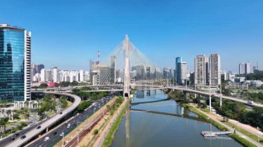 Sao Paulo Brezilya 'nın merkezindeki Kablo Köprüsü. Şehir Köprüsü. Trafik Yolu 'nda. Şehir manzarası. Sao Paulo Brezilya 'nın merkezindeki Kablo Köprüsü.