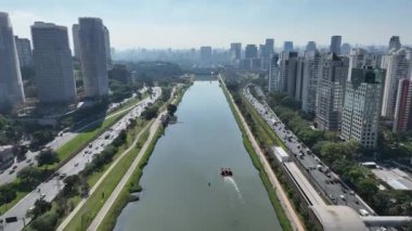 Sao Paulo Brezilya 'nın merkezindeki Kablo Köprüsü. Şehir Köprüsü. Trafik Yolu 'nda. Şehir manzarası. Sao Paulo Brezilya 'nın merkezindeki Kablo Köprüsü.