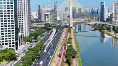 Sao Paulo Brezilya 'daki Cityscape' te Zaman Hızı Trafiği. Şehir merkezinde zaman aşımı. Trafik Yolu Zaman Sürati Hızı. Sao Paulo Brezilya. Köprü manzarası. Sao Paulo Brezilya 'daki Cityscape' te Zaman Hızı Trafiği.