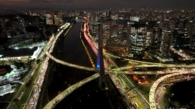 Sao Paulo Brezilya 'daki Şehir Gecesinde Kablo Kaldı Köprüsü. Şehir merkezi köprüsü. Trafik Yolu 'nda. Sao Paulo Brezilya. Şehir Hayatı Peyzajı. Sao Paulo Brezilya 'da Şehir Gecesinde Kablolu Kalan Köprü.