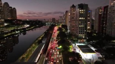 Sao Paulo Brezilya 'da Sunset City' de Zaman Hızı Trafiği. Şehir Köprüsü. Trafik Yolu 'nda. Sao Paulo Brezilya. City Skyline Manzarası. Sao Paulo Brezilya 'da Sunset City' de Zaman Hızı Trafiği.