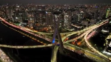 Sao Paulo Brezilya 'daki Time Lapse City at Night Skyline. Şehir merkezi köprüsü. Trafik Yolu 'nda. Sao Paulo Brezilya. Şehir Hayatı Peyzajı. Sao Paulo Brezilya 'da Gece Hızlandırılmış Şehir Skyline.