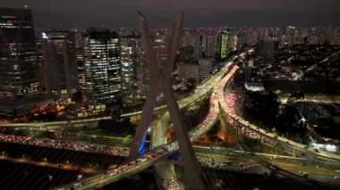 Sao Paulo Brezilya 'daki Night City' de Kablo Köprüsü. Şehir Köprüsü. Trafik Yolu 'nda. Sao Paulo Brezilya. City Skyline Manzarası. Brezilya 'nın Sao Paulo şehrinde Kablo Köprüsü.