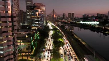 Sao Paulo Brezilya 'daki Sunset City' deki Kablo Köprüsü. Şehir Köprüsü. Trafik Yolu 'nda. Sao Paulo Brezilya. City Skyline Manzarası. Sao Paulo Brezilya 'daki Sunset City' deki Kablo Köprüsü.