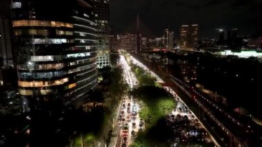 Brezilya 'nın Sao Paulo şehrinde sokak trafiği. Şehir Köprüsü. Trafik Yolu 'nda. Sao Paulo Brezilya. City Skyline Manzarası. Sao Paulo Brezilya 'da Gece Trafiği.