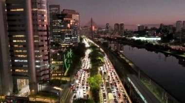 Sao Paulo Brezilya 'da şehir günbatımında çevre yolu trafiği. Şehir merkezi köprüsü. Trafik Yolu 'nda. Sao Paulo Brezilya. Şehir Hayatı Peyzajı. Sao Paulo Brezilya 'da Şehir Günbatımında Çevre Yolu Trafiği.