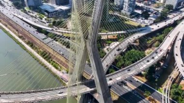 Sao Paulo Brezilya 'nın merkezindeki Kablo Köprüsü. Şehir Köprüsü. Trafik Yolu 'nda. Sao Paulo Brezilya. Şehir manzarası. Sao Paulo Brezilya 'nın merkezindeki Kablo Köprüsü.