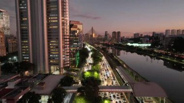 Sao Paulo Brezilya 'da Sunset City Sokak Trafiği. Şehir Köprüsü. Trafik Yolu 'nda. Sao Paulo Brezilya. City Skyline Manzarası. Sao Paulo Brezilya 'da Sunset City Sokak Trafiği.