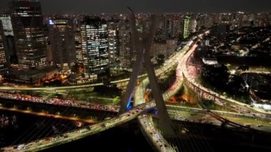 Sao Paulo Brezilya 'daki Şehir Gecesinde Kablo Kaldı Köprüsü. Şehir merkezi köprüsü. Trafik Yolu 'nda. Sao Paulo Brezilya. Şehir Hayatı Peyzajı. Sao Paulo Brezilya 'da Şehir Gecesinde Kablolu Kalan Köprü.