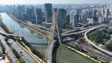 Sao Paulo Brezilya 'nın merkezindeki Cable Stayed Bridge. Şehir Köprüsü. Trafik Yolu 'nda. Sao Paulo Brezilya. Şehir Hayatı Peyzajı. Sao Paulo Brezilya 'nın merkezindeki Cable Stayed Bridge.