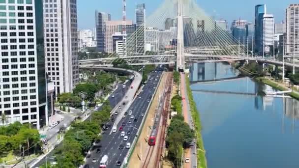サンパウロの都市景観でのタイムラプス交通ブラジル ダウンタウンのタイムラプス 交通道路の時間の遅れ サンパウロブラジル 橋の風景 サンパウロ市内のタイムラプス交通 ブラジル — ストック動画