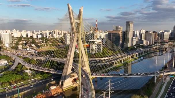 サンパウロのダウンタウンでケーブルブリッジブラジル 都市景観橋 交通路だ サンパウロブラジル シティスカイラインの風景 サンパウロのダウンタウンでケーブルブリッジ — ストック動画