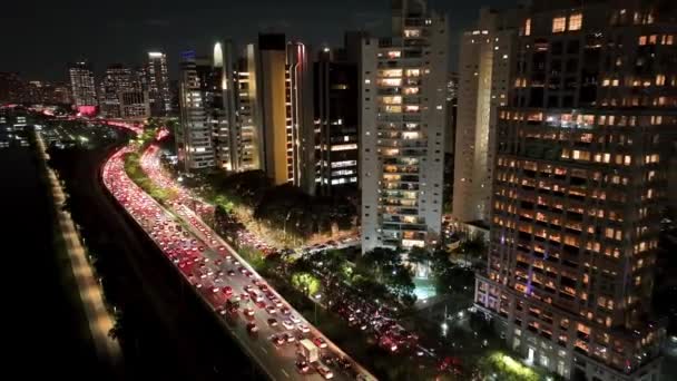 サンパウロの都市の夜にライトアップされた建物ブラジル ダウンタウン ブリッジ 交通路だ サンパウロブラジル 都市生活景観 サンパウロ市の夜のライトアップされた建物ブラジル — ストック動画