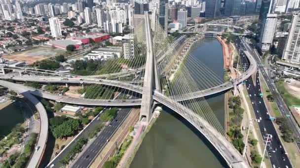 สะพานเคเบ ลอย ดาวน ทาวน ในเซาเปาโล บราซ สะพานซ สเคป ถนนจราจร เซาเปาโล — วีดีโอสต็อก