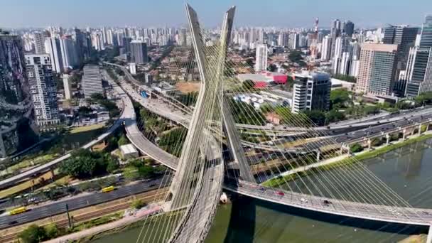 サンパウロのダウンタウンでケーブルブリッジブラジル 都市景観橋 交通路だ サンパウロブラジル 都市景観 サンパウロのダウンタウンでケーブルブリッジ — ストック動画