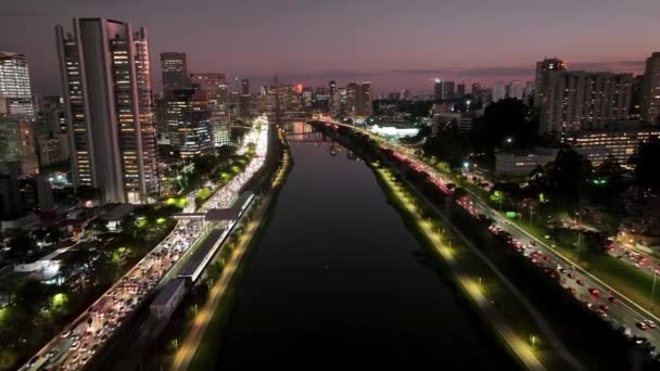 Straßenverkehr Bei Sonnenuntergang Sao Paulo Brasilien Stadtlandschaftsbrücke Verkehrsstraße Sao Paulo — Stockvideo