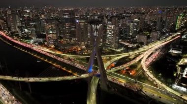Sao Paulo Brezilya 'daki Night City' de Kablo Köprüsü. Şehir Köprüsü. Trafik Yolu 'nda. Sao Paulo Brezilya. City Skyline Manzarası. Brezilya 'nın Sao Paulo şehrinde Kablo Köprüsü.