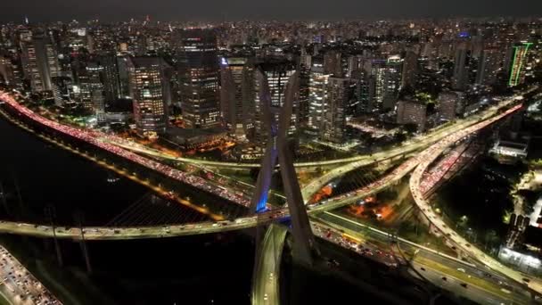 ブラジルのサンパウロの夜の都市でのケーブルブリッジ 都市景観橋 交通路だ サンパウロブラジル シティスカイラインの風景 サンパウロのナイトシティでのケーブルブリッジ — ストック動画