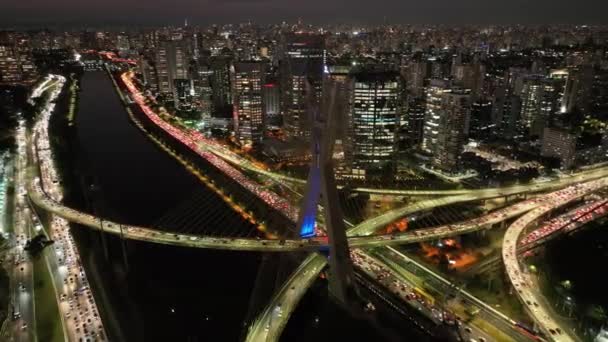 ブラジルのサンパウロの夜の都市でのケーブルブリッジ 都市景観橋 交通路だ サンパウロブラジル シティスカイラインの風景 サンパウロのナイトシティでのケーブルブリッジ — ストック動画