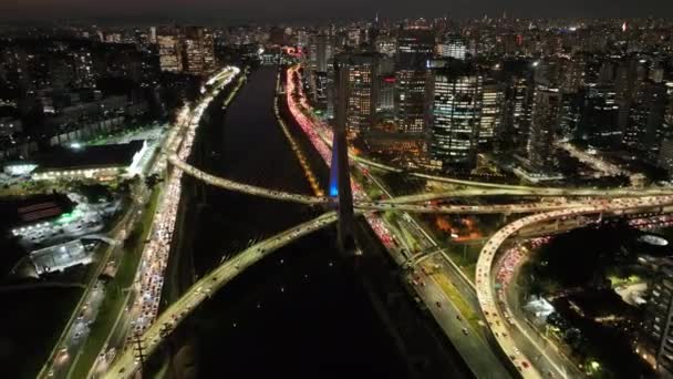 ケーブルはブラジルのサンパウロ市の夜に橋に滞在しました ダウンタウン ブリッジ 交通路だ サンパウロブラジル 都市生活景観 サンパウロの都市の夜にケーブルが橋に滞在ブラジル — ストック動画