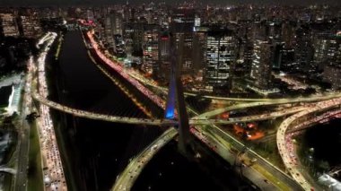 Sao Paulo Brezilya 'daki Night City' de Kablo Köprüsü. Şehir Köprüsü. Trafik Yolu 'nda. Sao Paulo Brezilya. City Skyline Manzarası. Brezilya 'nın Sao Paulo şehrinde Kablo Köprüsü.
