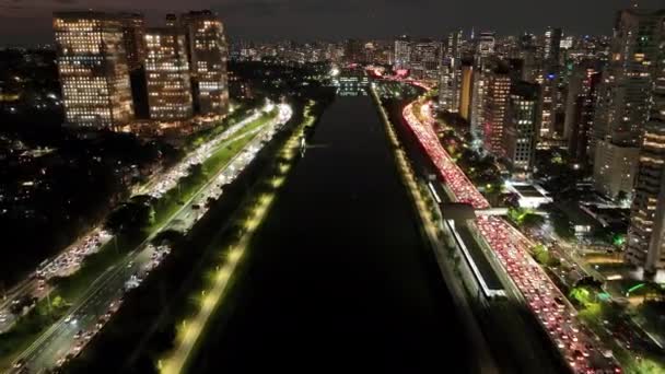 Sao Paulo Brezilya Şehir Gecesinde Otoyol Trafiği Şehir Merkezi Köprüsü — Stok video