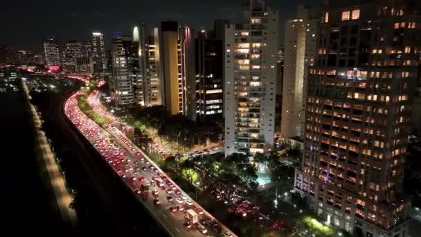 サンパウロの都市の夜にライトアップされた建物ブラジル ダウンタウン ブリッジ 交通路だ サンパウロブラジル 都市生活景観 サンパウロ市の夜のライトアップされた建物ブラジル — ストック動画