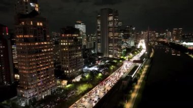 Sao Paulo Brezilya 'da Şehir Gecesinde Otoyol Trafiği. Şehir merkezi köprüsü. Trafik Yolu 'nda. Sao Paulo Brezilya. Şehir Hayatı Peyzajı. Sao Paulo Brezilya 'da Şehir Gecesinde Çevre Yolu Trafiği.