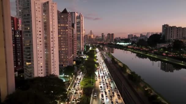 Motorvägstrafik Vid Solnedgången City Sao Paulo Brasilien Cityscape Bridge Trafikvägen — Stockvideo