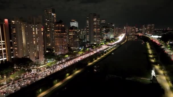 サンパウロのナイトシティにある照明付きの建物ブラジル 都市景観橋 交通路だ サンパウロブラジル シティスカイラインの風景 サンパウロの夜の街のライトアップされた建物ブラジル — ストック動画