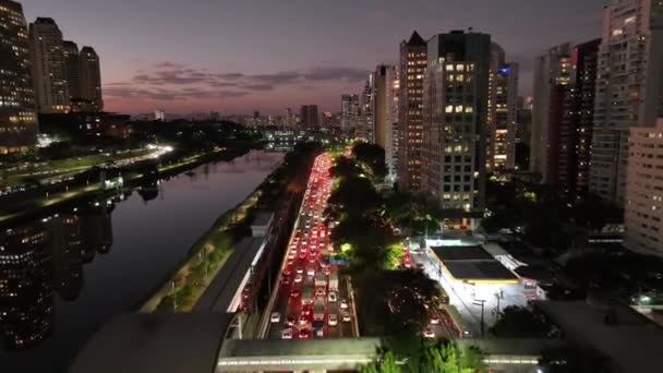 Motorvägstrafik Vid City Sunset Sao Paulo Brasilien Centrala Bryggan Trafikvägen — Stockvideo