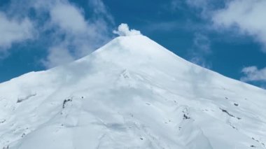 Villarrica Volkanı Los Rios Şili 'deki Villarrica' da. Volkan Manzarası. Kar Tepeli Dağ. Doğa Havası Manzarası. Villarrica Şili. Kış manzarası. Villarrica Volkanı Los Rios Şili Villarrica 'da.