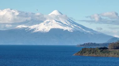Los Lagos Şili 'deki Llanquihue Gölü' ndeki Osorno Volkanı. Volkan manzarası. Bay Water arka planı. Los Lagos Şili. Karlı Dağ. Los Lagos Şili 'deki Llanquihue Gölü' nde Osorno Volkanı.