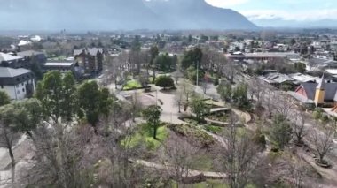 Pucon, Araucania Şili 'deki Plaza De Armas. Tarihi bir yer. Meydan Manzarası. Araucania Şili. Binaların manzarası. Araucania Şili 'deki Pucon Plaza De Armas.