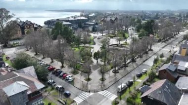 Pucon, Araucania Şili 'deki Plaza De Armas. Tarihi bir yer. Meydan Manzarası. Araucania Şili. Binaların manzarası. Araucania Şili 'deki Pucon Plaza De Armas.