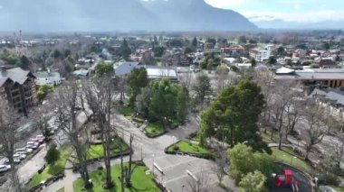Pucon, Araucania Şili 'deki Plaza De Armas. Tarihi bir yer. Meydan Manzarası. Araucania Şili. Binaların manzarası. Araucania Şili 'deki Pucon Plaza De Armas.