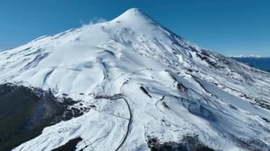 Osorno Vulcan Los Lagos Şili 'deki Petrohue' da. Volkan Manzarası. Volkanik arka plan. Los Lagos Şili. Kar Tepeli Dağ. Osorno Vulcan Los Lagos Şili 'deki Petrohue' da.